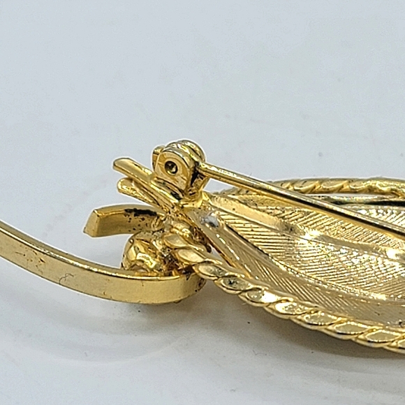 Elegant Textured Gold Tone Leaf Wreath Brooch with Faux Pearl Accent - Picture 6 of 11